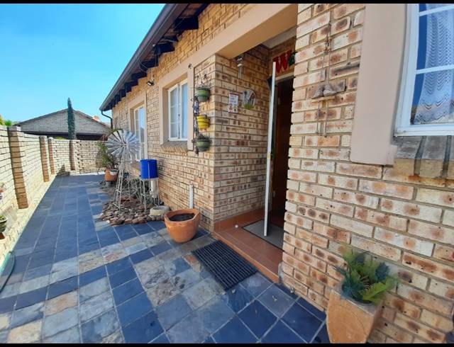 3 BEDROOM TOWNHOUSE FOR SALE IN SASOLBURG EXT 11